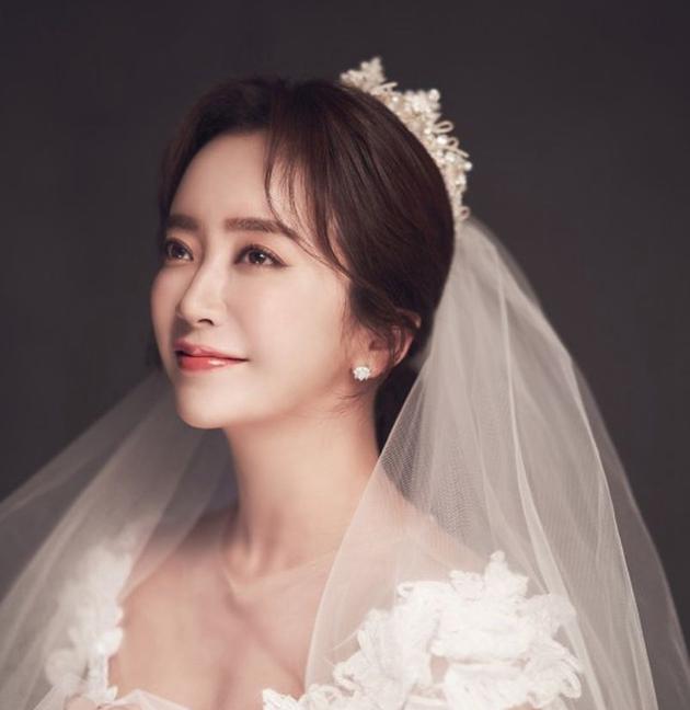 《大长今》40岁女星李叶玺宣布将结婚 婚纱照美艳动人 