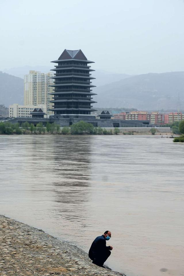 母亲河畔黄河楼兰州市地标建筑可谓一楼观四区