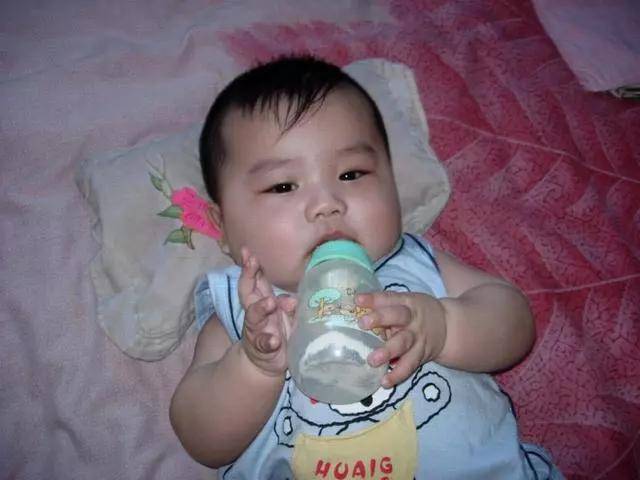 『孩子』医生直言:3种零食再馋也别吃,脾虚长不高7岁女孩2年不长个