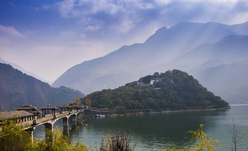 白帝城风景区地处长江三峡西首,幅员面积53.