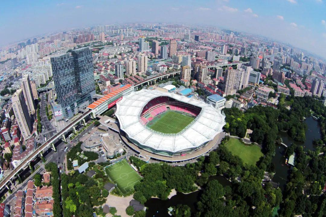 虹口足球场是少有的在市中心的专业足球场.新华社图