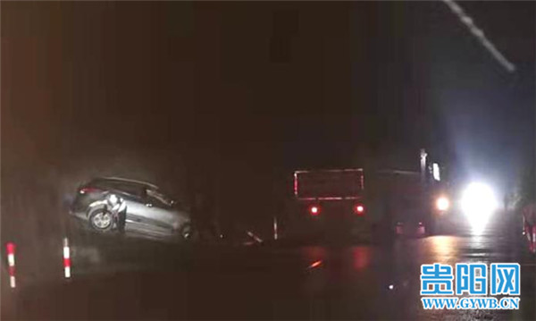 货车司机倒车不看后视镜，撞上“路过”越野车