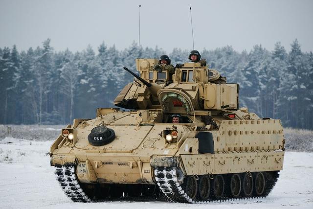 美军或将告别"五对负重轮"prh97?新款装甲车是个油箱在车体外的奇葩