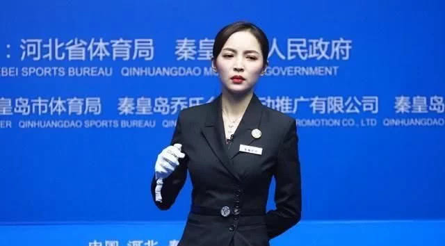 最美台球裁判身穿旗袍亮相比赛,如今成为大众女神_钟瑶