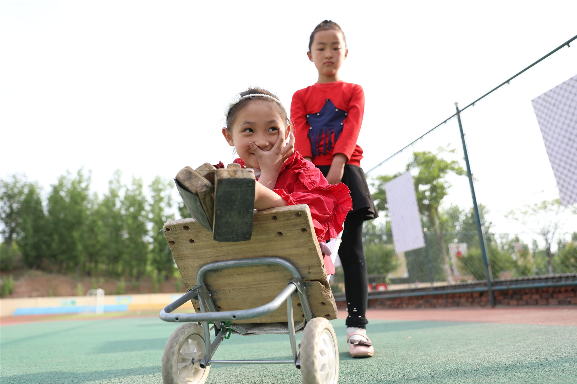 无腿女孩8个月烧伤截肢一双42码男士拖鞋撑起上学路