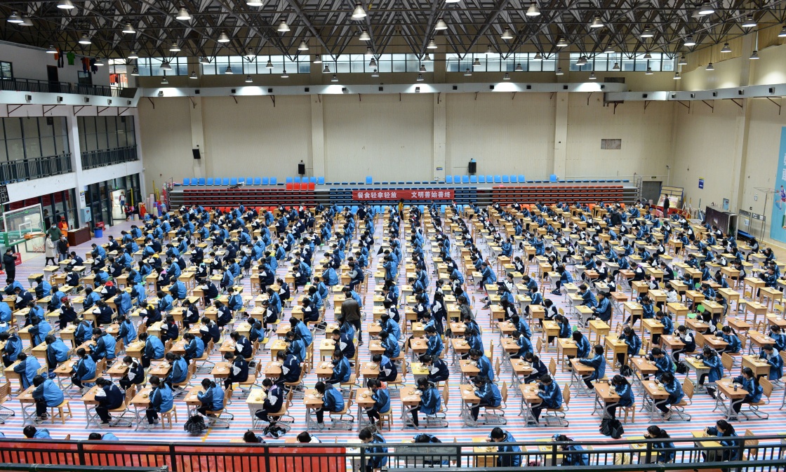 长沙一中学体育馆改食堂,学生就餐吃出考试的感觉 长沙一中学体育馆改食堂,学生就餐吃出考试的感觉
