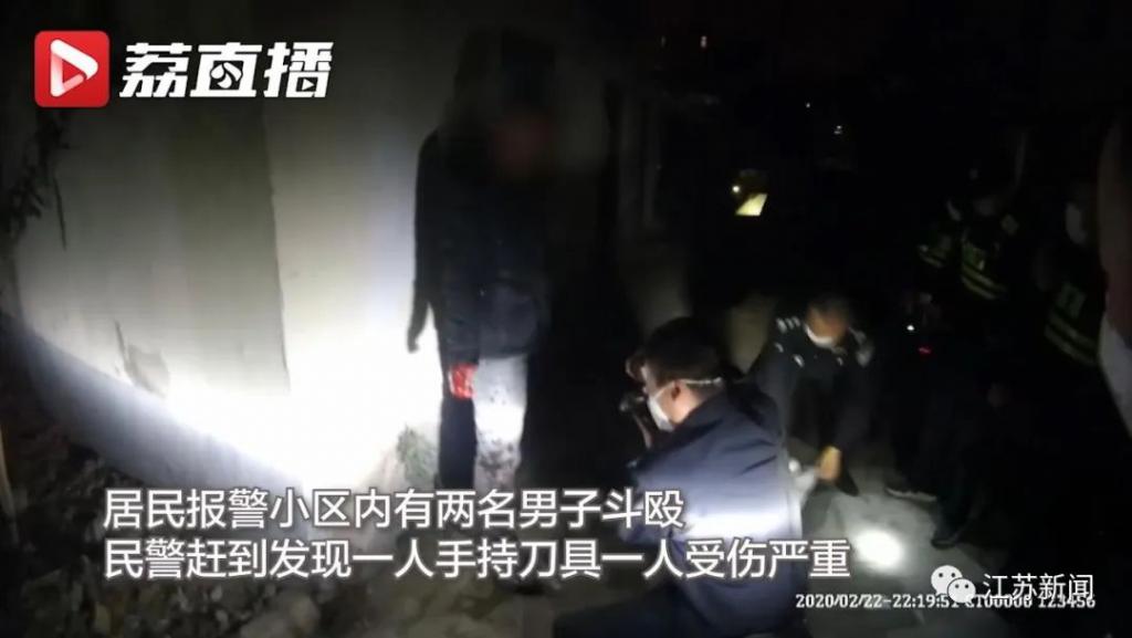 男子被狗骚扰扔石头驱赶，竟被狗主人捅死！