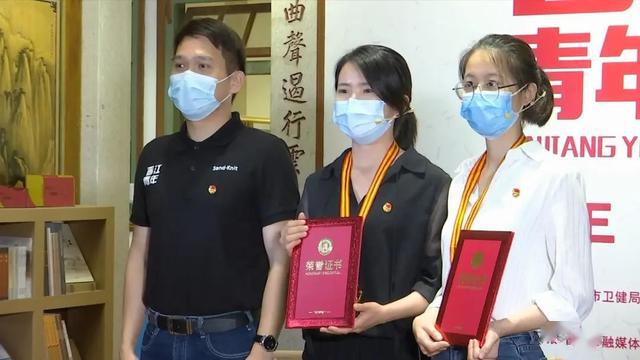 他突然一跪感谢这两位晋江白衣天使