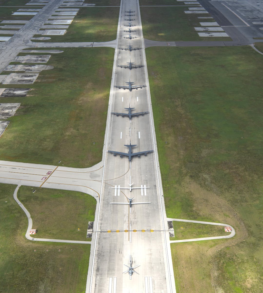 美军B-52H刚秀过肌肉,转身就做出奇怪举动,俄: