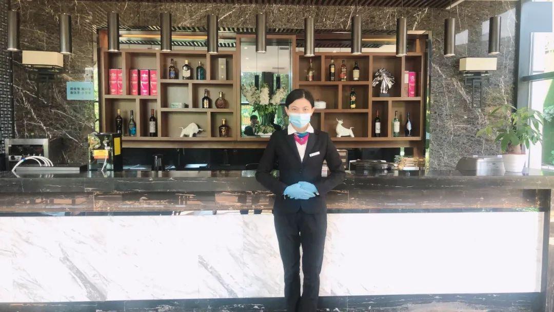 但温暖的笑意会从眼睛传达 为防控疫情传播感染 售楼处工作人员采取