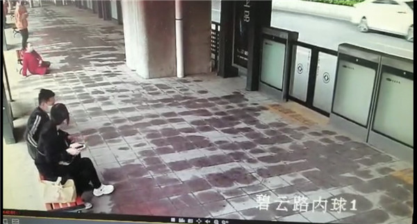 孕妇脚下打滑场面惊心，关键时候路人及时出手