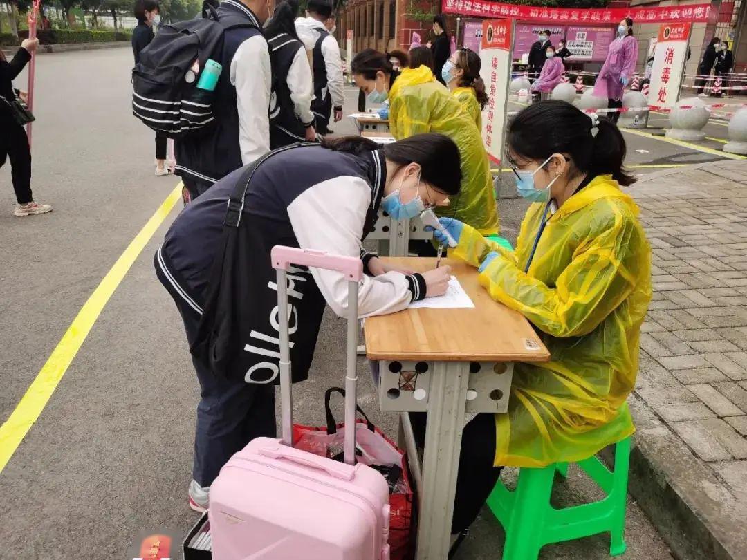 实拍荣昌各学校学生入校快来看看有你学校吗