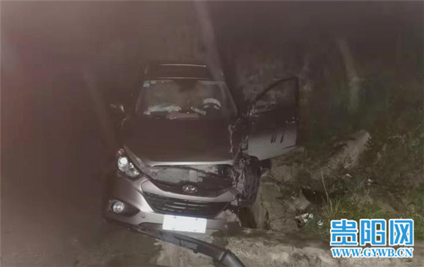 货车司机倒车不看后视镜，撞上“路过”越野车