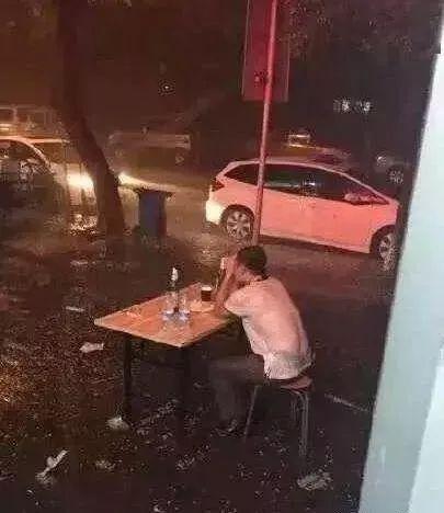 搞笑gif图:在雨中喝酒一定是有故事的人