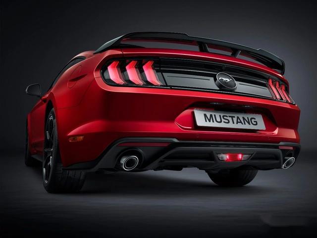 此外新款福特mustang(参数|图片)还推出了黑曜魅影特别版和驰影性能