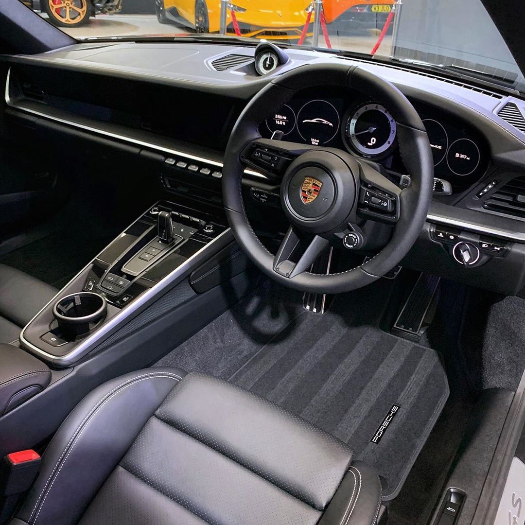 完全被"黑化"的保时捷911 carrera 4s最妖娆!