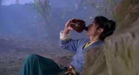 令狐冲好喝酒,是一个"酒鬼"级人物.其表现就是,不管什么酒,都喝!