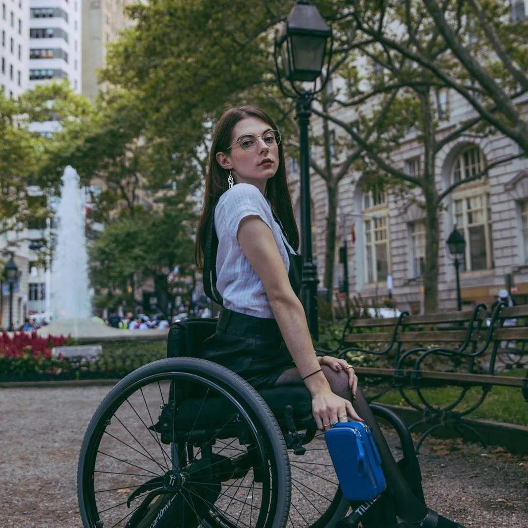 25岁美女学霸“轮椅走秀”惹哭全网：穿的是婚纱，亮的是铠甲
