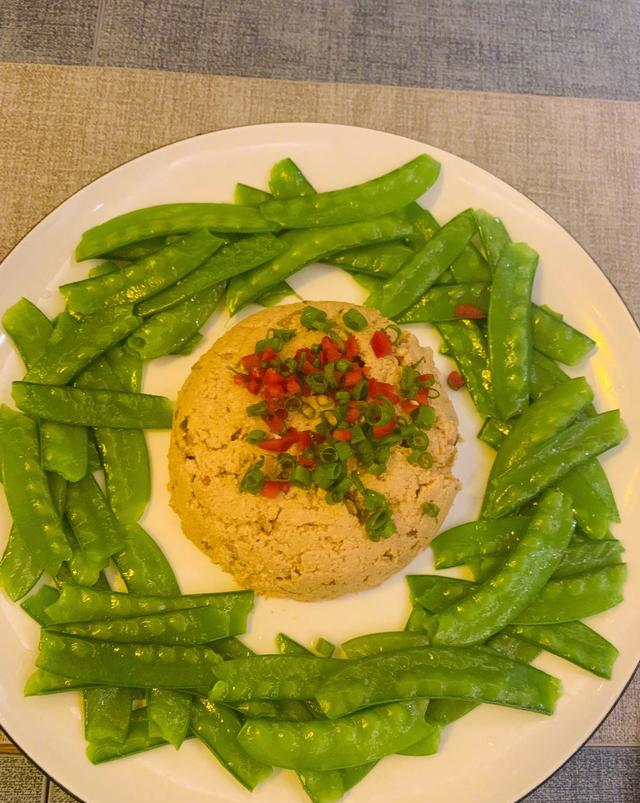 米其林般的摆盘技术让简单的西兰豆看起来也很有食欲,当然也不会忘记