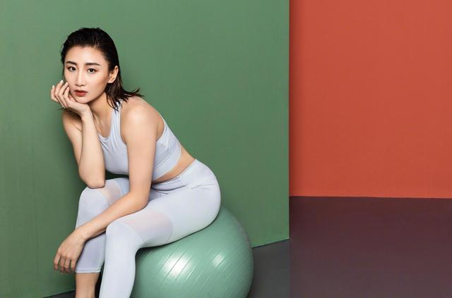 原创何雯娜奥运婚纱照太别致，凤纹连体旗袍装显丰满，产后3月零赘肉