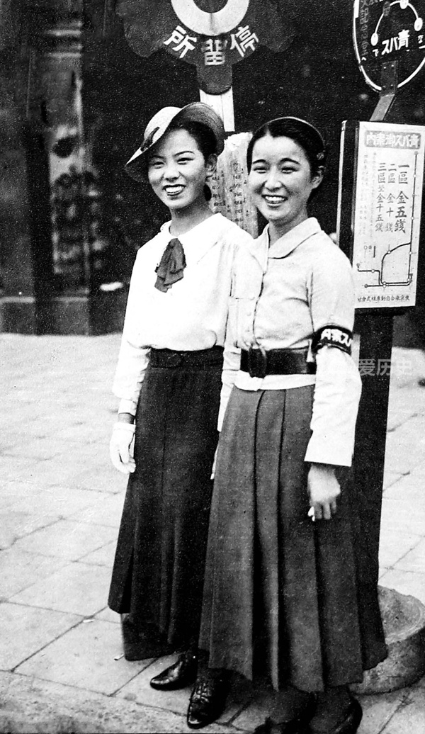 1937年夏天日本女性百态穿露背装抱着冰柱亲吻痴汉横行的日子