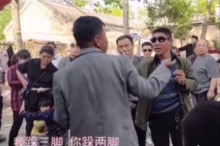 大衣哥家门口直播乱象 ad45734ed475411f8f5ba94955466457.png