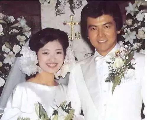 60岁山口百惠街拍照曝光:优雅地老去,是人生最大的福分!