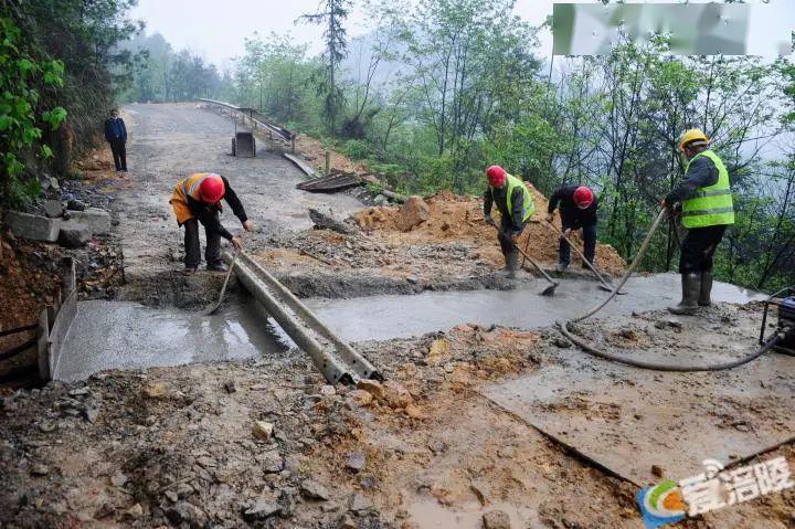 路基扩宽作业的90%,正在进行路肩和涵洞开挖,涵管安装施工,后续将完成