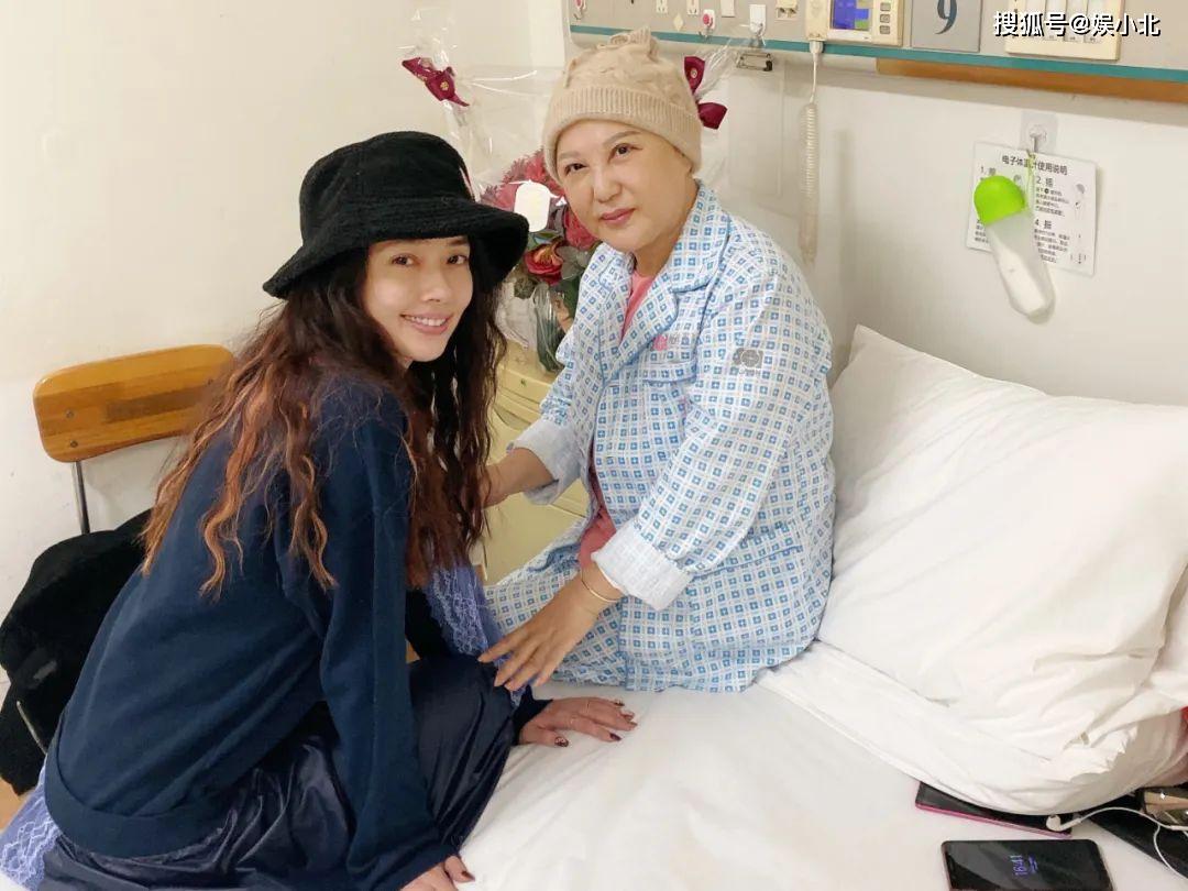 与癌症战斗3年，刘维妈妈剪掉长发留板寸，开心晒照超乐观