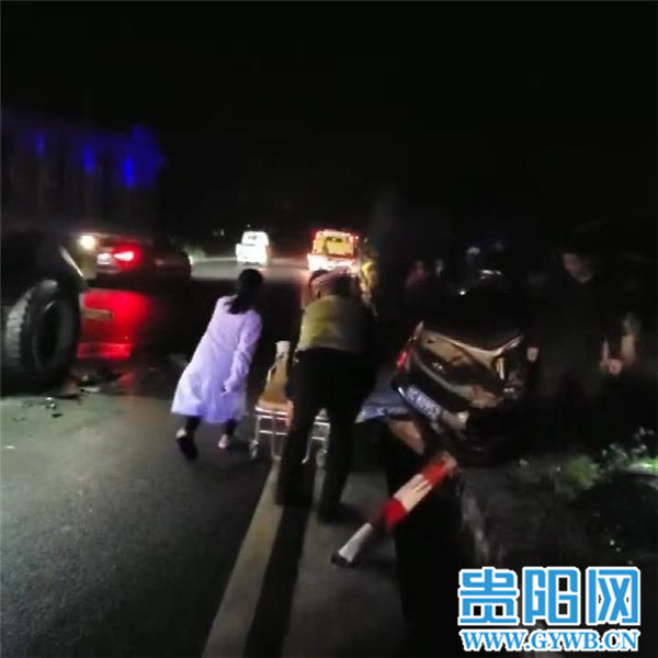 货车司机倒车不看后视镜，撞上“路过”越野车