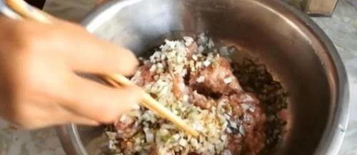怎样调牛肉白菜饺子馅 b991edf0c27b44a28b820a378a462b99.jpeg