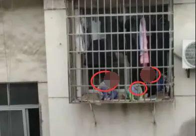 「萍乡」无知!萍乡一家长将两个小孩放8楼防盗窗上玩....