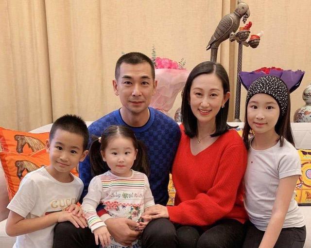 不过两人最终在2006年正式登记结婚,婚后张丹露选择照顾家庭,全力支持