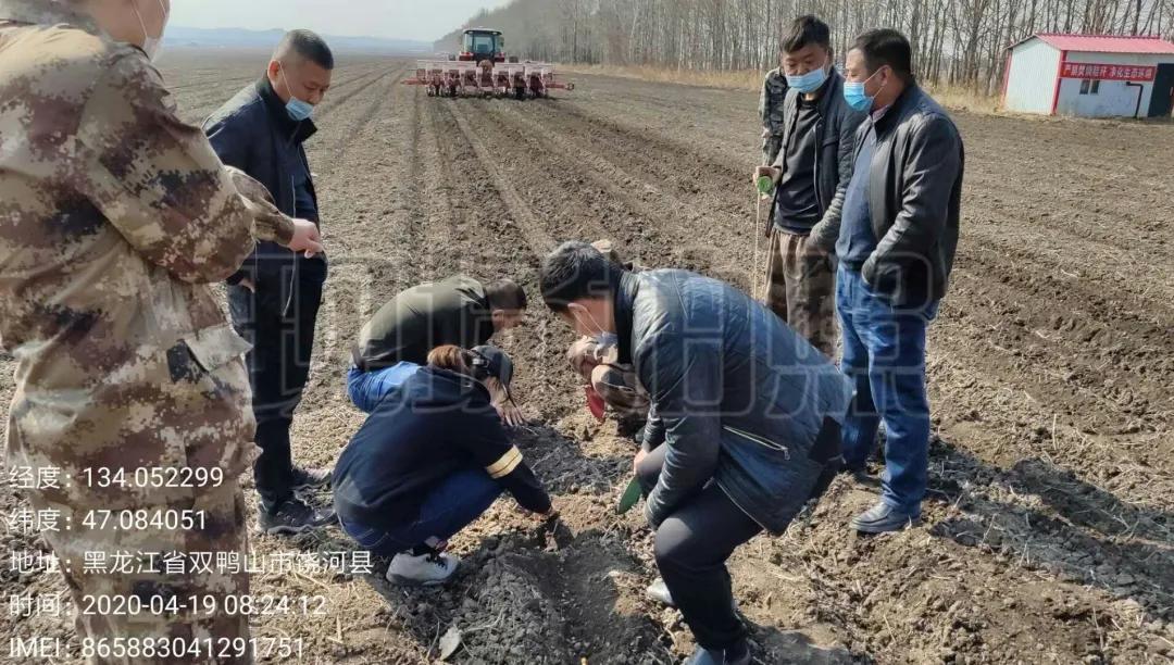 饶河农场第三中心作业站打响春播生产第一枪