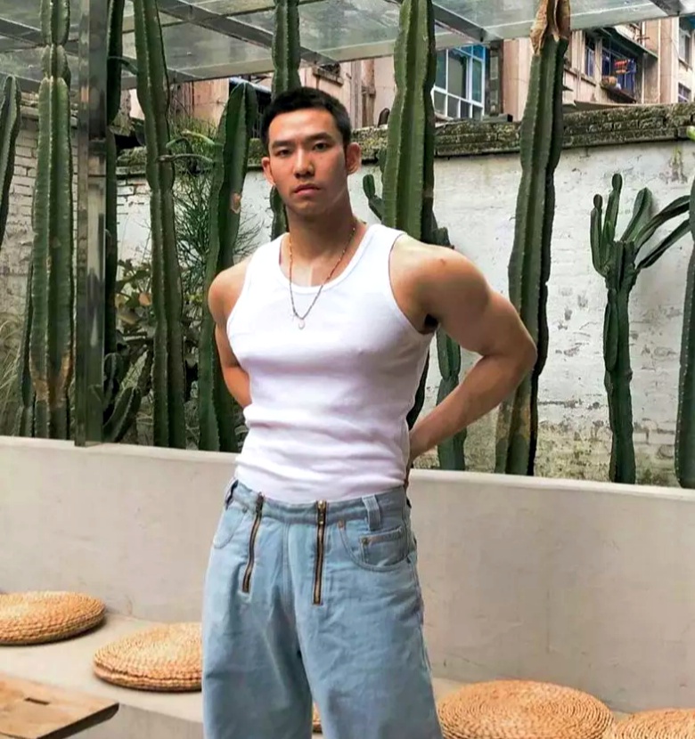 年轻阳光帅气肌肉男人