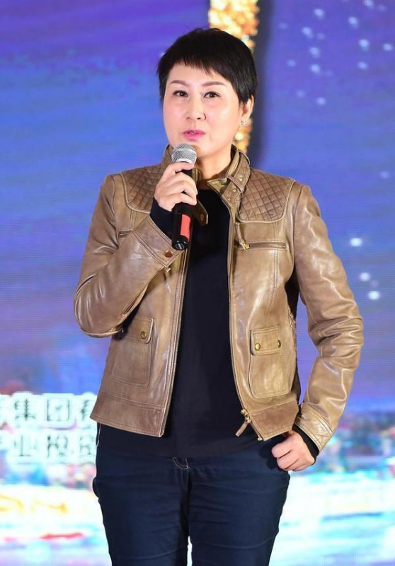原创张凯丽真会扮嫩,穿红色西装配阔腿裤亮相,短发造型a爆了
