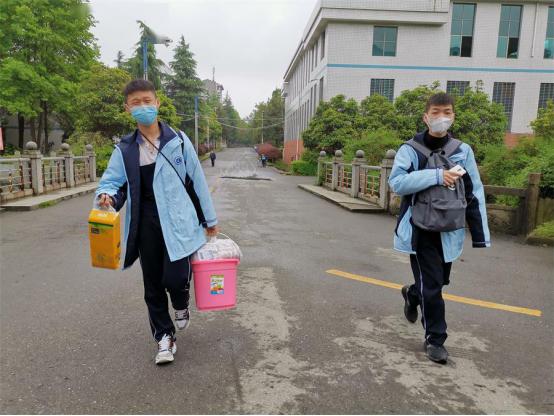 边城高级中学高一,高二年级顺利返校复学