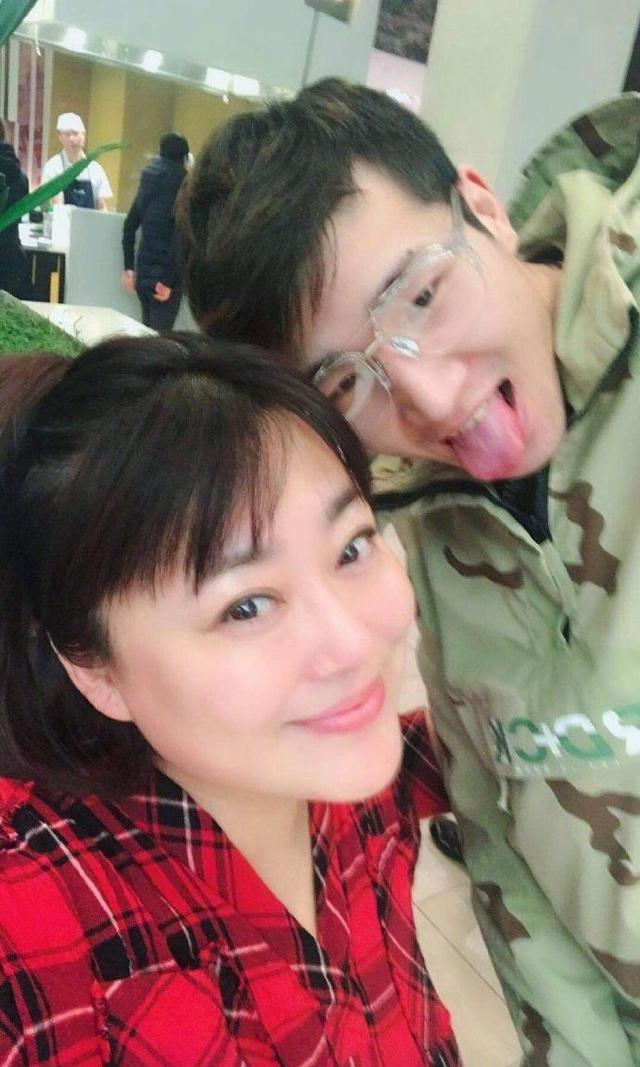 李菁菁亲自回应没有骗粉丝后，委托律师发声明