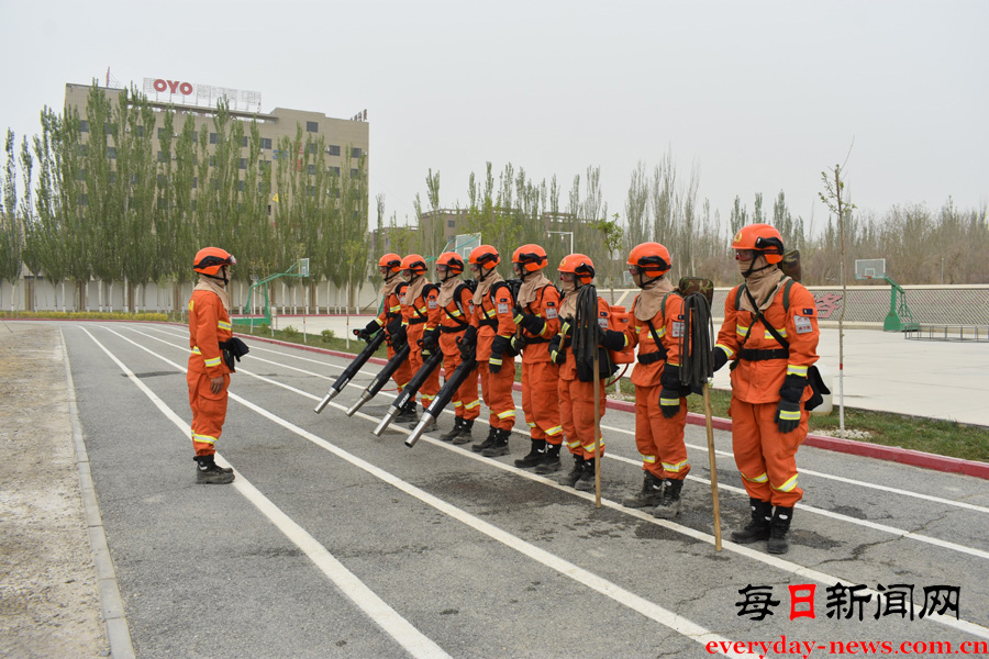 新疆巴州库尔勒市森林消防大队开展实战化火场紧急避险训练