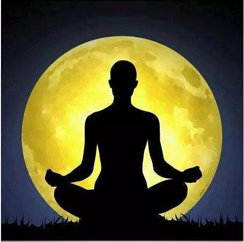 盘坐又分为自然盘和双盘,单盘.