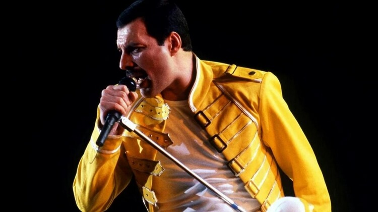 大家都亲切地称呼freddie mercury为"牙叔".