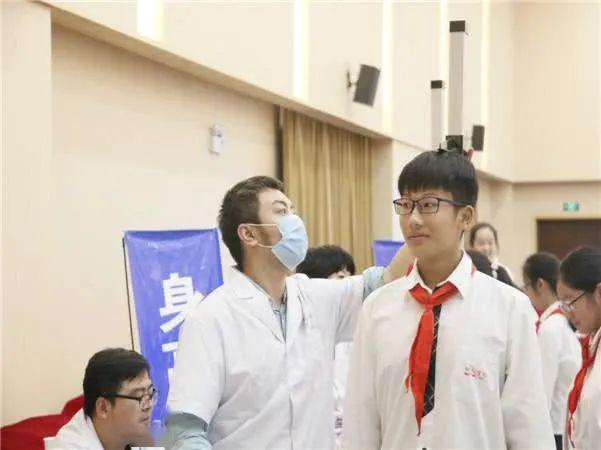 [个子]动不动就1米8，这4个因素告诉你原因为什么现在的孩子个子高