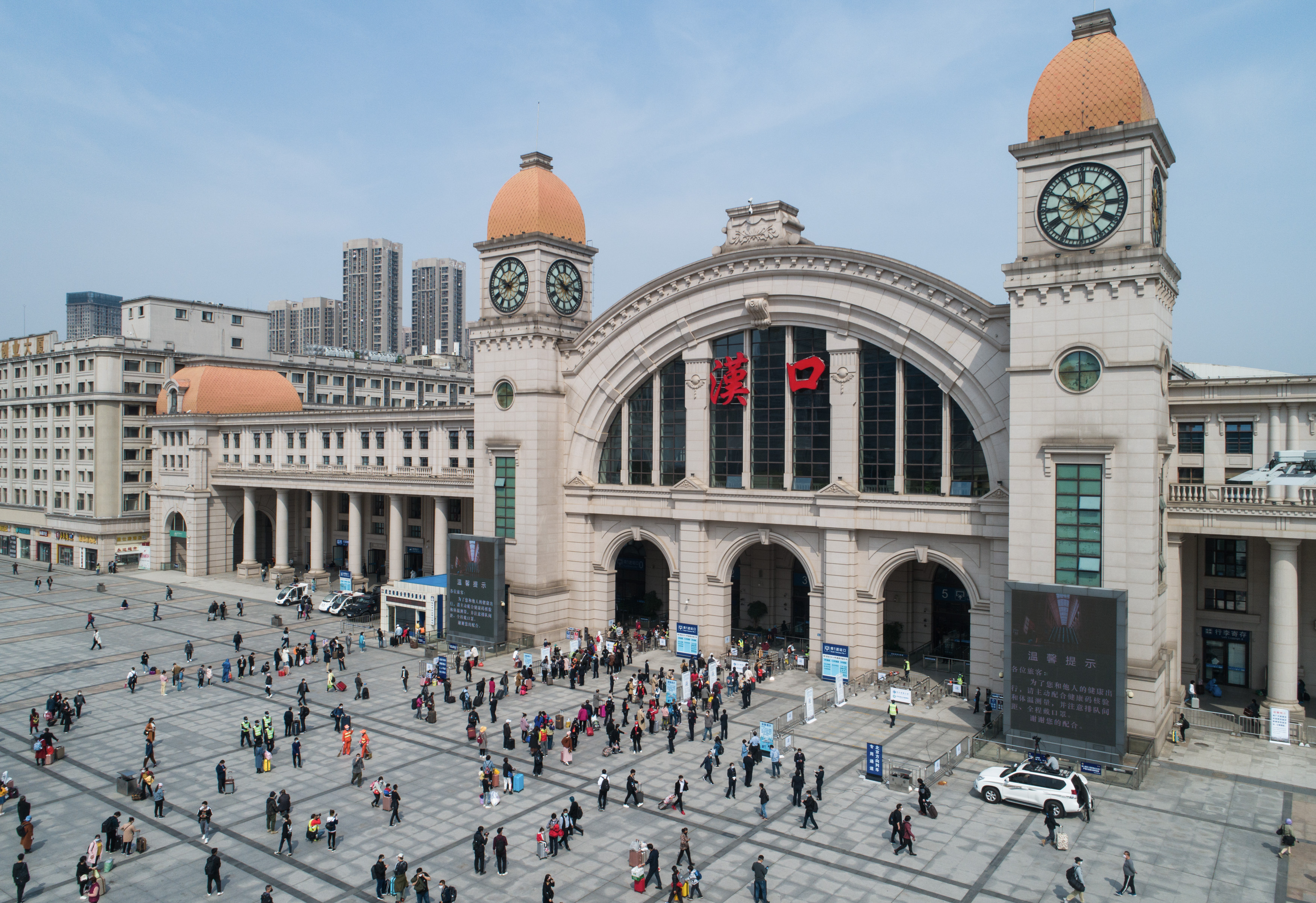 4月8日,乘客在汉口火车站排队进站.