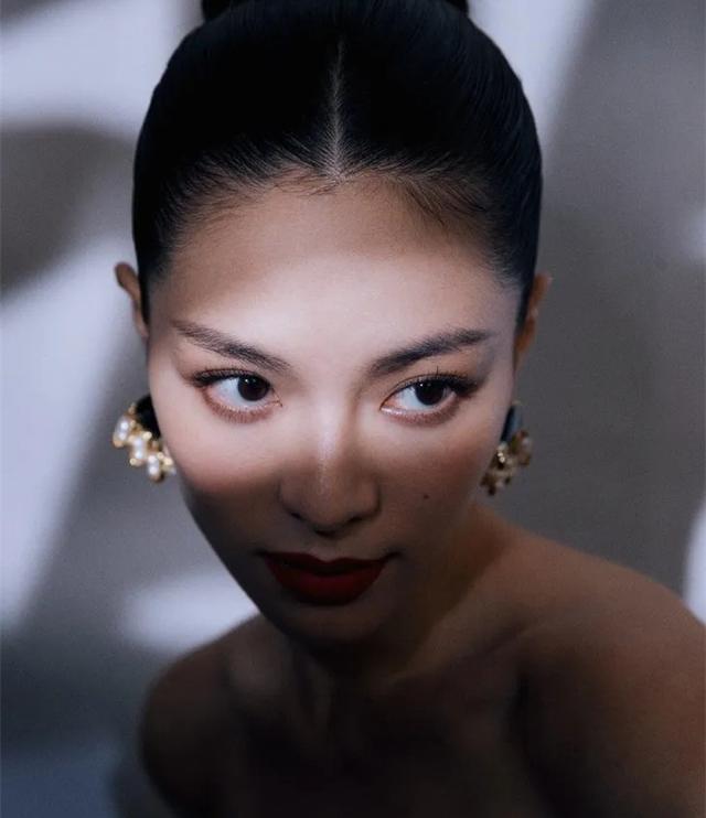原创美术笔画眼线，凭空凹出直角肩？钟楚曦惊艳红毯的小心机有点厉害