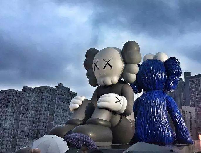 而ifs最有看点的则是屋顶的那两个巨型雕塑艺术品-kaws!