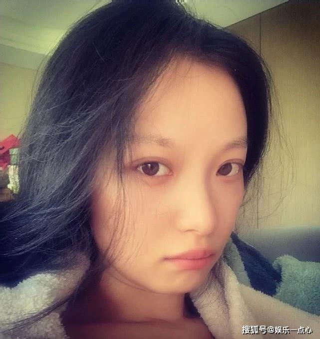 倪妮晒素颜自拍眉毛消失同框玩偶表情出镜很生气
