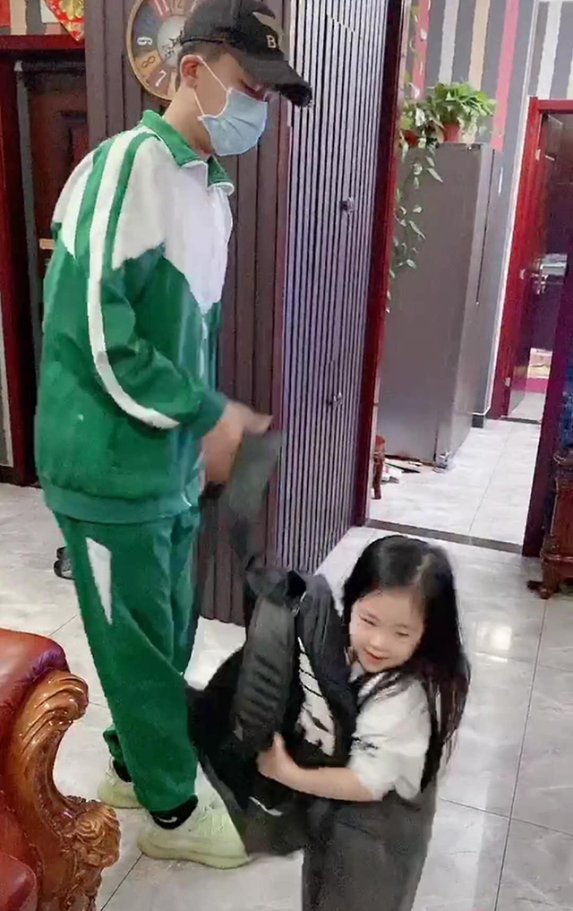 #妹妹#妹妹在家中撒泼，哥哥放学回家后立刻变“乖乖女”“秒怂妹妹”火了