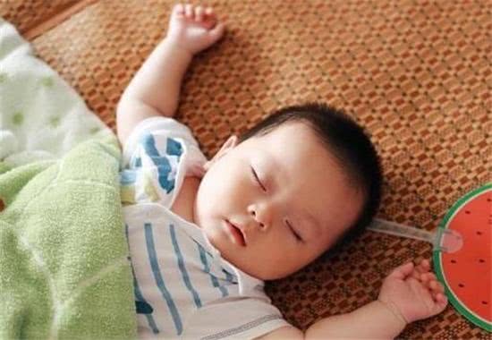 「训练」3个月宝宝训练趴睡致猝死！哪种睡姿对宝宝最好？很多家长做错