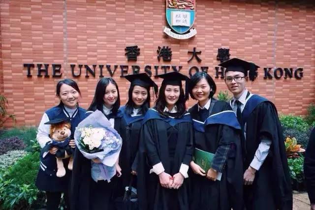 朱丹在香港大学的毕业照(右二)