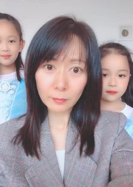 &quot;塞娅公主&quot;张恒晒与两个女儿近照，42岁状